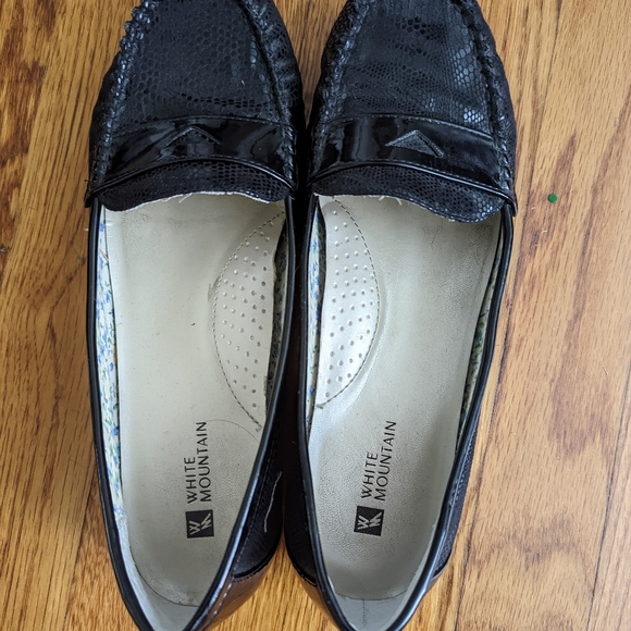 REDUCED TO SELL! White Mountain reptile textured penny loafers 8.5m - Picture 2 of 7